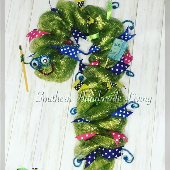 Love a TEACHER Bookworm wreath - Picture 4 of 4